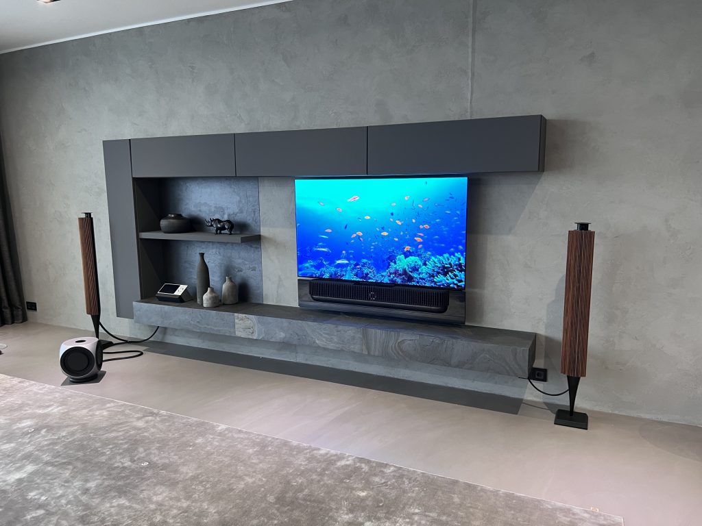 Bang & Olufsen Beovision Theatre, Beolab 18 ja Beolab 2 -kaiuttimet. Powerlink kaiutinjohto