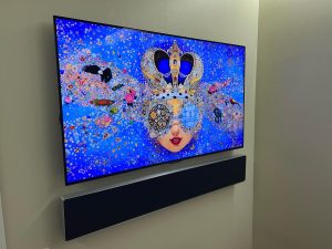 Seinälle asennetut LG C2 televisio ja Bang & Olufsen Beosound Stage Dolby Atmos -soundbar. Piilotetut johdot, asennus seinän läpi