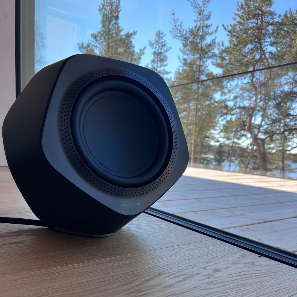 BAng & Olufsen Beolab 19 bassokaiutin. Virtajohto ja Powerlink kaiutinjohto piilotettu johtosukkaan