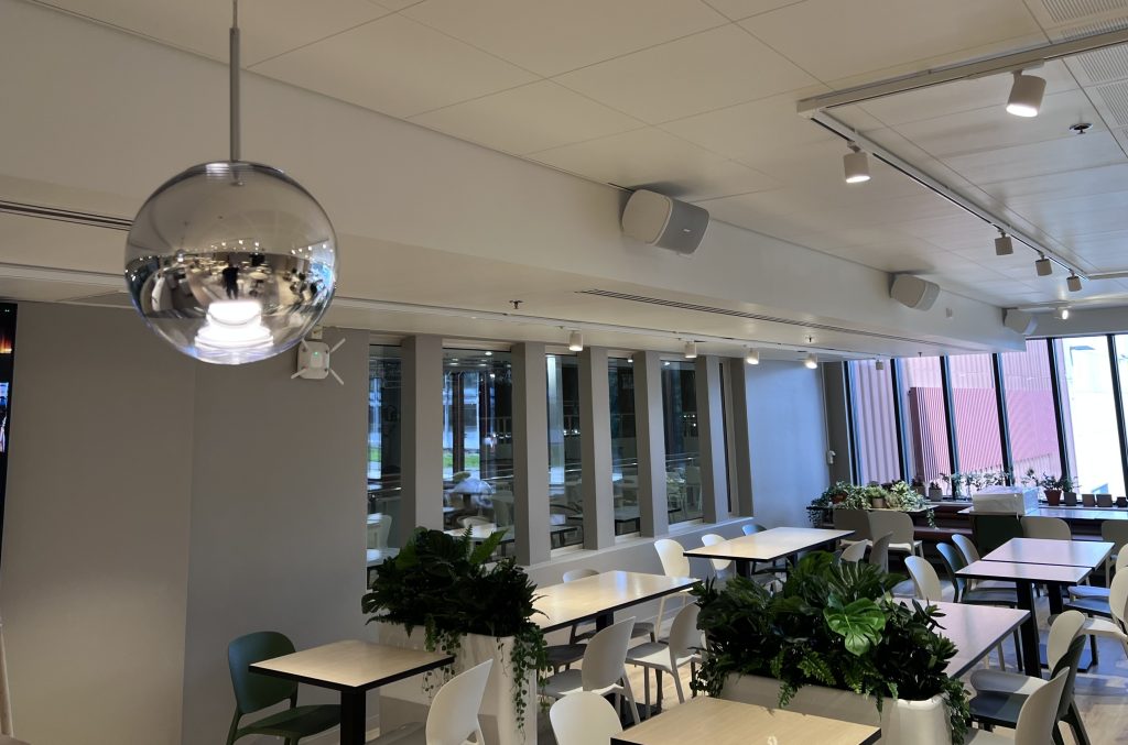 Seinään asennettu Bose DesignMax DM5 -kaiutin Helsingin Messukeskuksessa.