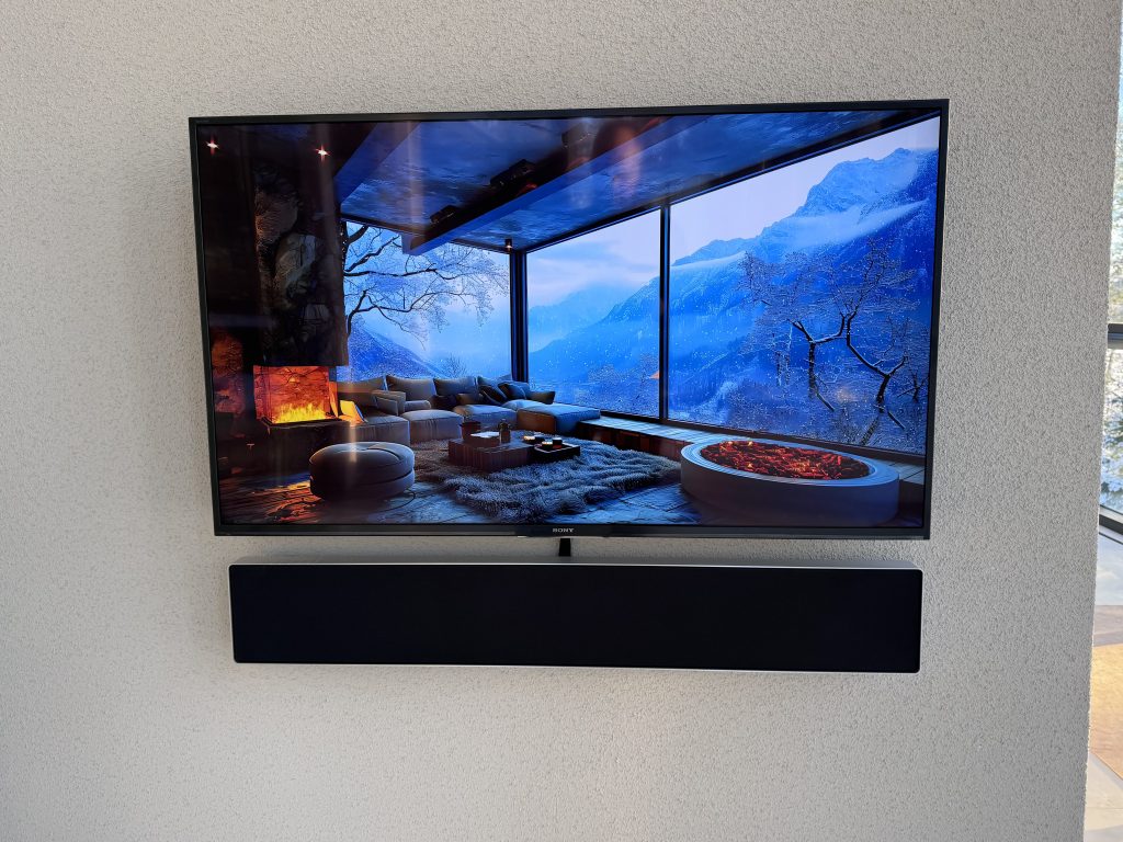 Design Hifi blogi - Sony televisio ja Bang & Olufsen Beosound Stage soundbar asennus seinätelineillä. Johtosukka, välikaapelit, teline ja tarvikkeet