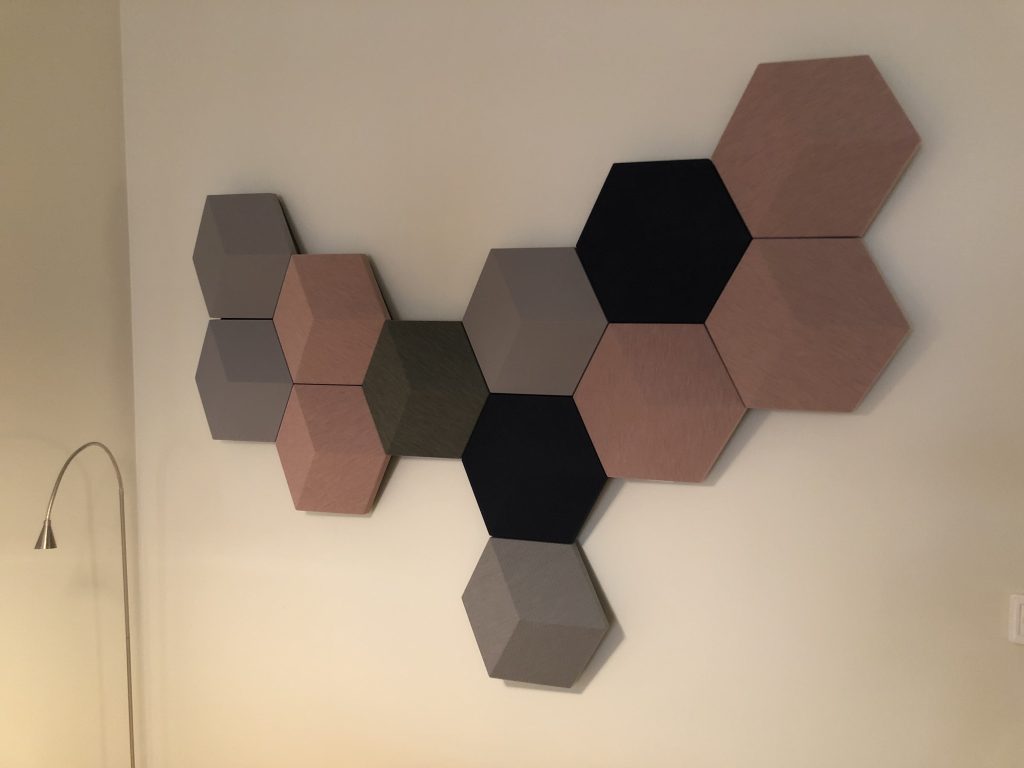 Bang & Olufsen Beosound Shape kaiutinjärjestelmän seinäasennus. Piilotetut johdot ja kaapelit