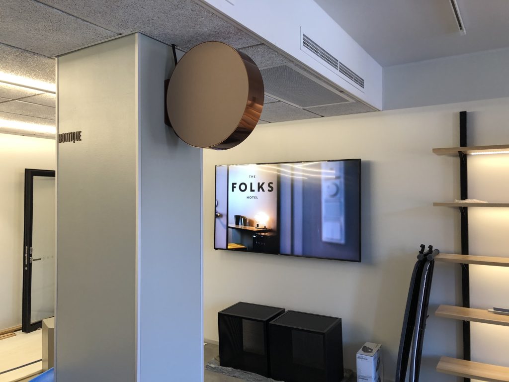 Bang & Olufsen Beosound Edge seinäasennus. Kaapelit piilotettu johtosuojaan.