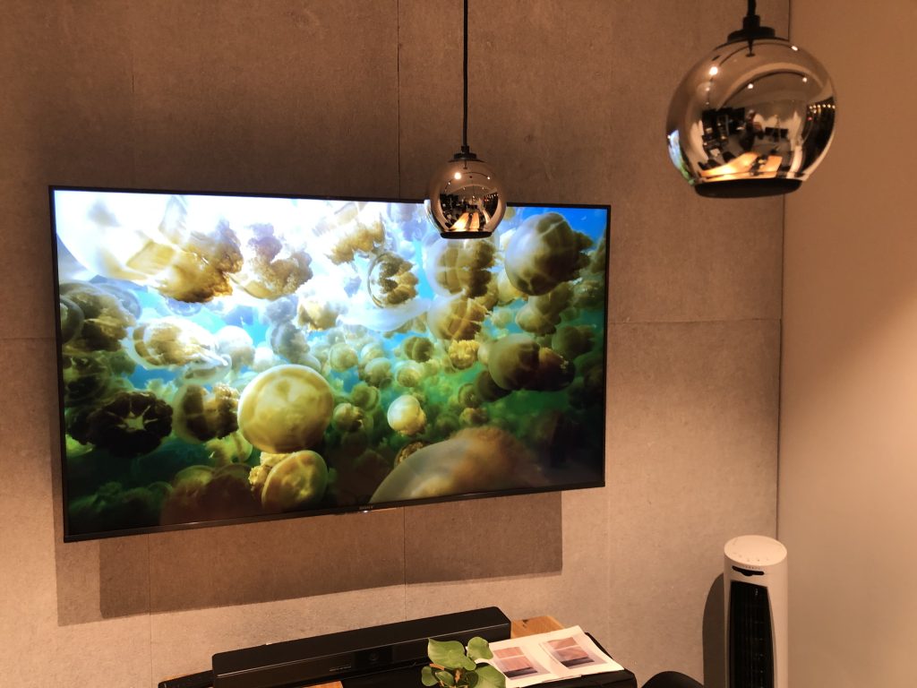 Sony television asennus seinätelineellä ja katosta riippuvat kaiuttimet. Seinäteline ja kattoteline.