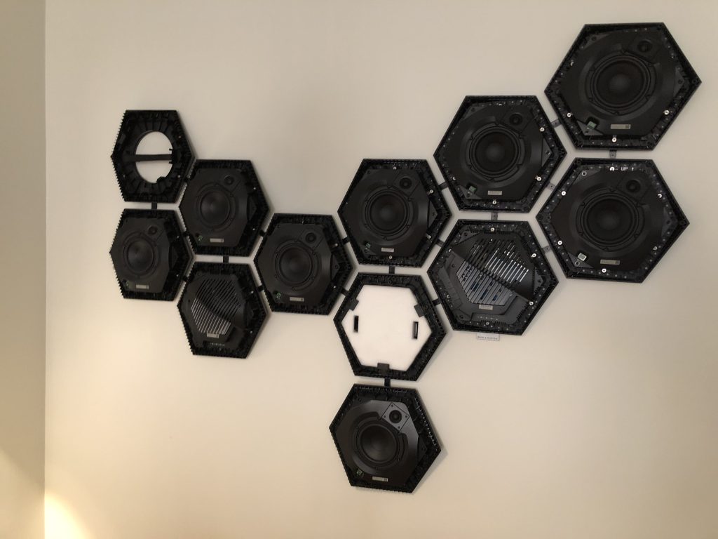 Bang & Olufsen Beosound Shape -kaiutinjärjestelmä ilman kaiutinkankaita
