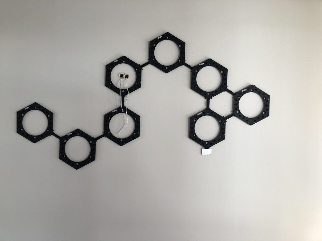 Bang & Olufsen Beosound Shape -kaiutinjärjestelmän asennuskehikko seinään kiinnitettynä